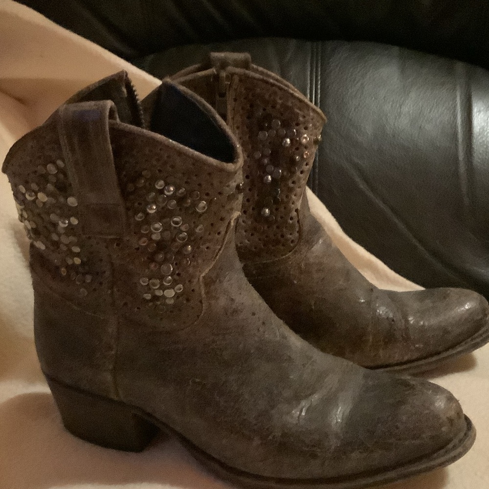 Frye Brown Sequin Ankle Boots the size is 5 and I can be 5.5 I’m wearing 5.5